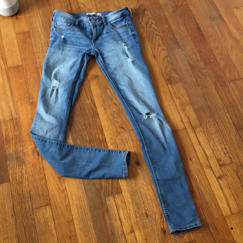 Hollister jeans size 00; waist:23; length: 31